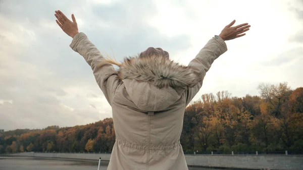 Kadın zevk tekne aşağı nehirde yüzen kollarını yukarı ve yana kaldırdı