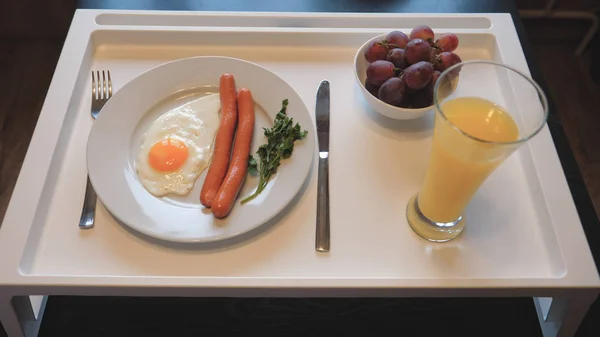 Sahanda yumurta sosis, meyve suyu, meyve ile tablo Kahvaltı