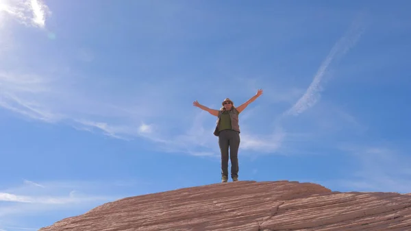 Kadın başarı silah kadar mutlu göğe kaldırdı hiking ve çevresinde dönen