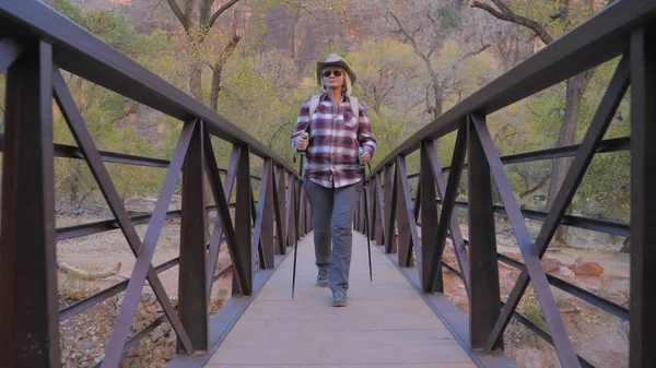 Bir dere Köprüsü Zion Park ABD aktif kadın Hiking geçer