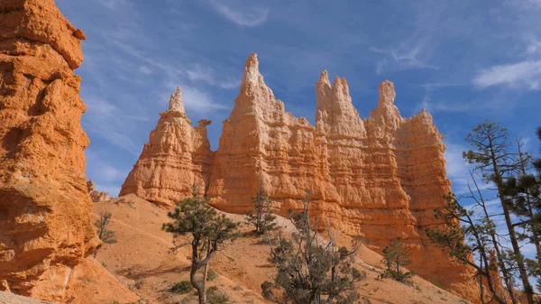 Turuncu kırmızı Sandy Dağları güzel Bryce Canyon ile çarpıcı Gorge