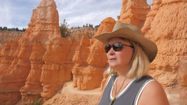 Kadın turist gözlem noktası üzerinde şaşırtıcı sayısı Bryce Canyon zevk hiking.
