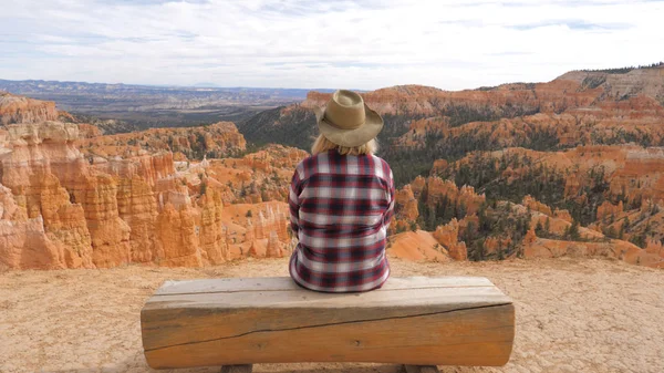 Seyir ve görünüm ve manzara Bryce Canyon zevk bir bankta oturan kadın
