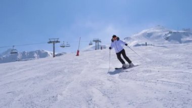 Hareket bir kadın kayakçı oyma dağ kayak pisti git