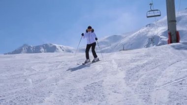 Aşağıya in, telesiyej yakınındaki dağ kayak pisti oyma hareket kadın kayakçı içinde