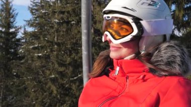 Dağlarda Kayak lifter oturan çok güzel kadın gülümsüyor