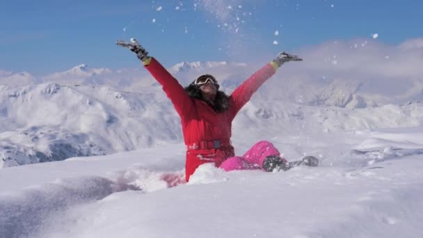 Mujer feliz está jugando en la nieve de la montaña en un día soleado, cámara lenta, gran pito . — Vídeo de stock