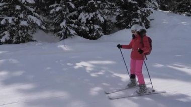 Sportif genç kadın Kayak Alp Dağları'nda yamaç aşağı