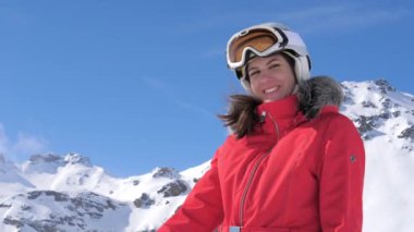 Güzel kadın iyi bilinen bir jest Okey gösterilen