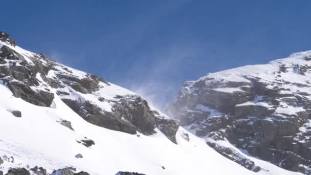 Bläst ein starker Wind und bildet Schneeflocken auf den Gipfeln des Berges — Stockvideo