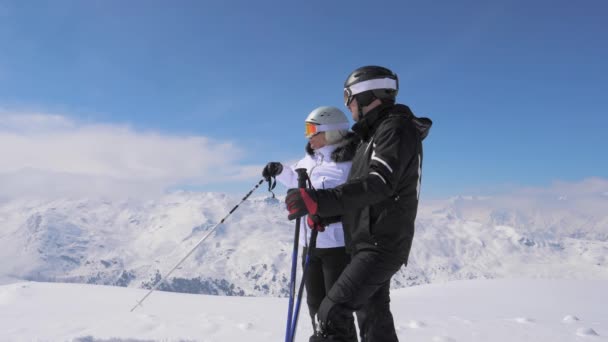 Gli sciatori hanno visto qualcosa di interessante nella valle della montagna e si sono mostrati — Video Stock