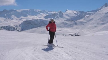 Sportif kadın kayakçı dağ Kayak Merkezi yamaçta standları