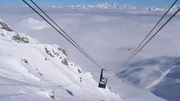 Grote cabine Ski Lifter gaat op de berg naar zijn hoogtepunt — Stockvideo
