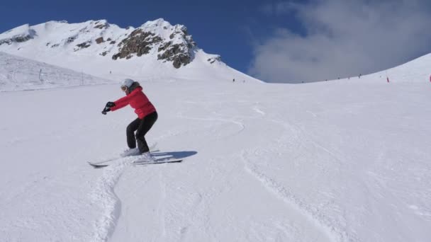 Лыжница-новичок поворачивает направо и налево на лыжном склоне без помощи лыжных полюсов — стоковое видео