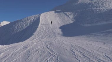 Sporcu kayaklar şu dönüm yamaç aşağı ve hızlı, etkili Fren yaptı