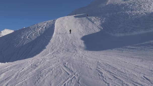 Deportista esquís por la pendiente, girando a la derecha y a la izquierda rápido, frenos eficaces — Vídeos de Stock