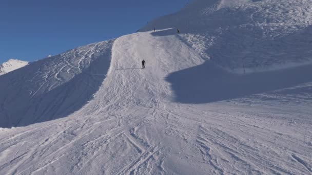 Sportler rast die Böschung hinunter, biegt schnell rechts und links ab, bremst effektiv — Stockvideo