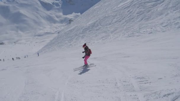 El esquiador principiante baja por la pendiente girando a izquierda y derecha — Vídeos de Stock