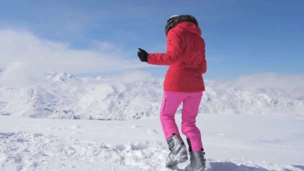 Genç bir sportif kadın çalışır, eller yükseltir ve iplik başlar — Stok video