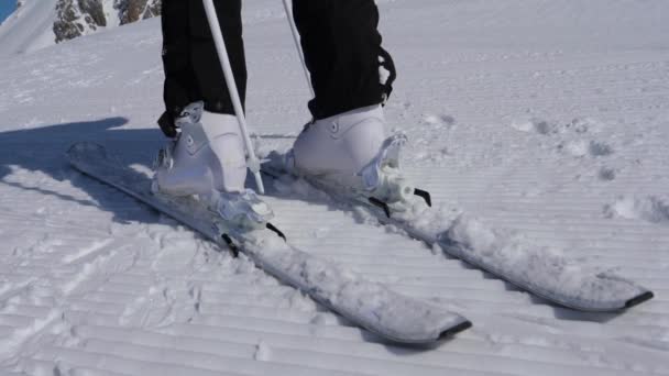 Fechar Mulher Skier Unfastens Montanha botas de esqui usando paus — Vídeo de Stock
