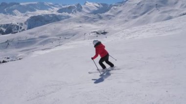 Kış, dağlar Kayak merkezinde yamaç aşağı sportif kadın kayakçı oyma