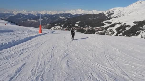 En movimiento Vista trasera del esquiador Desciende por la pista de esquí Tallado — Vídeo de stock