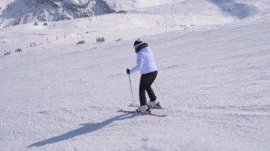 Profesyonel Dağları'nda yamaç aşağı oyma sportif kadın kayakçı