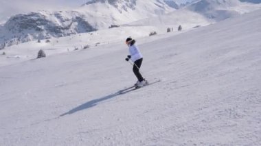 Zarif kadın kayakçı profesyonel Dağları'nda yamaç aşağı oyma