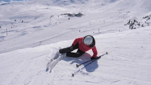 Mujer esquiadora cayó en la pista de esquí y tratando de pararse en los pies — Vídeo de stock