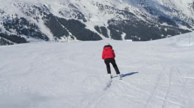 Olgun kadın kayakçı oyma dağlar Kayak merkezinde yamaç aşağı, kış