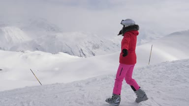 Genç bir beyaz kadın çalışır, kadar silah ve Gösterim zevk etrafında dönen başlar