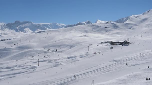 Visa av skidorten i bergen på vintern med Bright Sun — Stockvideo