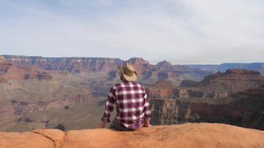 Bir uzun yürüyüşe çıkan kimse adam oturuyor, Büyük Kanyon yalnız nefes kesici bir manzarasına izlemek