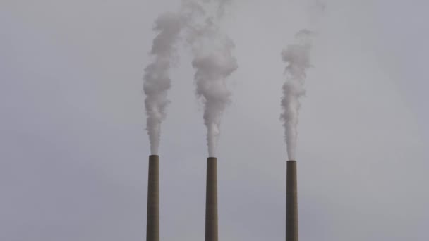 El humo proveniente de las chimeneas contamina el aire — Vídeos de Stock