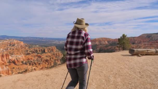 Uma mulher caminha nas rochas do Bruce Canyon — Vídeo de Stock