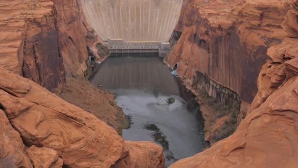 Uma grande barragem de Hoover de concreto entre as rochas do desfiladeiro no rio Colorado — Vídeo de Stock