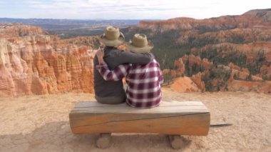 Bryce Canyon bir ısmarlayarak seyir günlüğü aşk çift oturmak