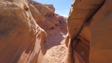 Düz ve dalgalı arasında kurumuş nehir yatağı, Red Rock Canyon hareket