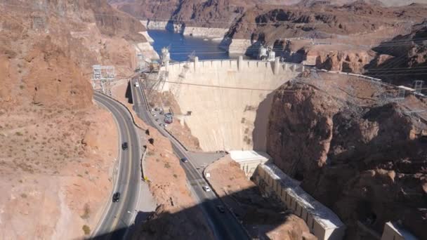 Een grote betonnen Hoover Dam tussen de rotsen van de Black Canyon Panorama — Stockvideo