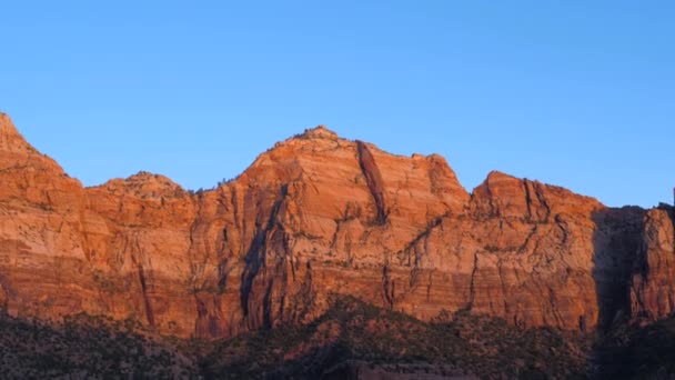 Il parco di Zion al tramonto con le rocce rosse una vista dalla macchina — Video Stock