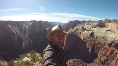 Zion Park dağlar Kanyon'da Selfie Video yürüyüş alarak seyahat etmek turist adam
