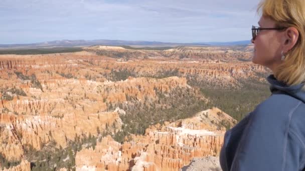 Een vrouw bewondert de natuurlijke schoonheid van de Bryce Canyon — Stockvideo