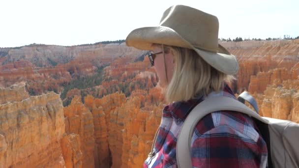 Närbild porträtt av en kvinna vandrare i bakgrunden av Bryce Canyon — Stockvideo