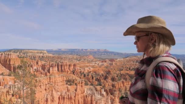 Em movimento close-up retrato de uma mulher caminhante no fundo de Bryce Canyon — Vídeo de Stock