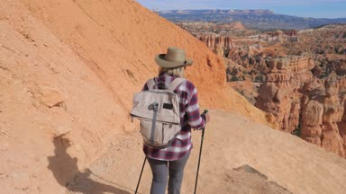 Bryce Canyon, Utah, ABD'de Rock kenarı boyunca uzanan bir uzun yürüyüşe çıkan kimse kadın gider