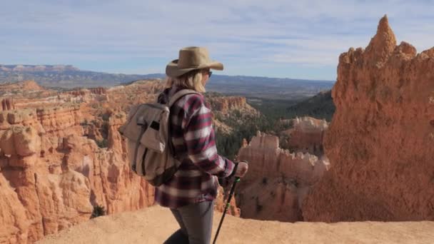 등산객 성숙한 여 인 브라이스 캐년, 유타, 미국에서 바위 가장자리를 따라가 — 비디오