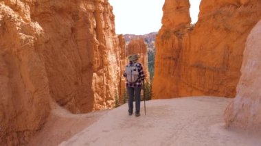 Uzun yürüyüşe çıkan kimse kadın Bryce Canyon Rock duvarına yakın rota iner başlar