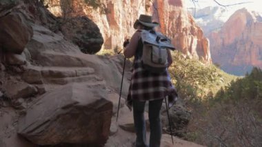 Kadın dağ Red Canyon taş adımları tırmanma zorluklarla Hiking