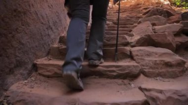 Kadının ayak taş tırmanma zorlukla Hiking adımlar Red Canyon