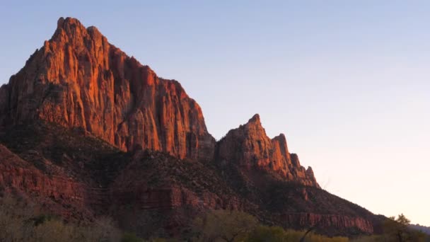 Ein roter Felsen des Zion Parks wird bei Sonnenuntergang in die Sonne getaucht — Stockvideo